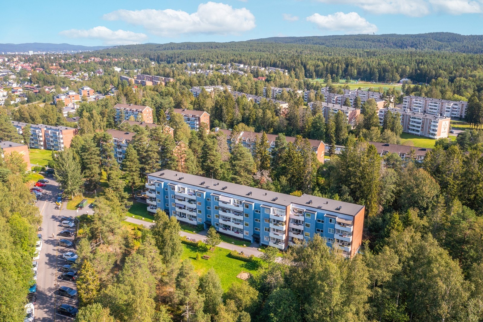 Borettslaget har en venteliste for biloppstillingsplasser rundt om i borettslaget samt en venteliste for eget garasjelag med både garasjer/samt uteplasser.
(I garasjelaget er det ofte lett å få uteplass med en gang eller etter kort ventetid.) Galleribilde