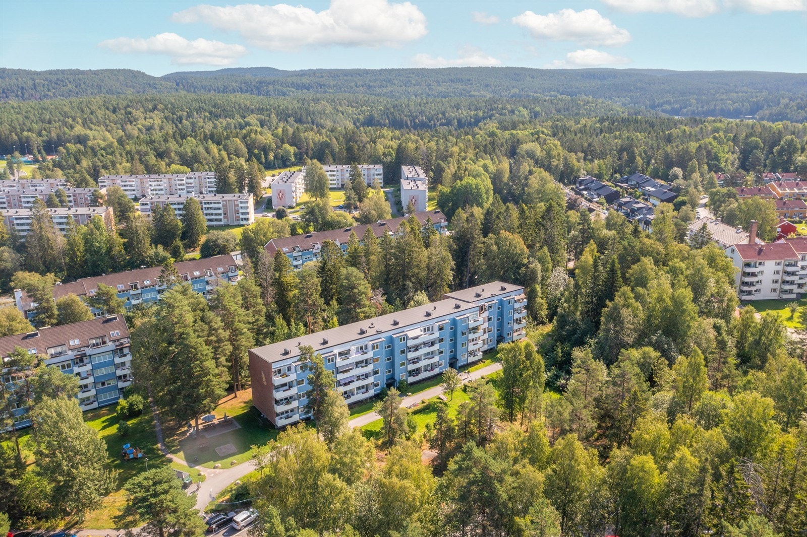 Vil du bo med marka som nabo?
Borettslaget ligger så å si, inntil markagrensa. Marka med sine uante turmuligheter sommer som vinter, befinner seg så å si i "bakgårdshagen din"! Galleribilde