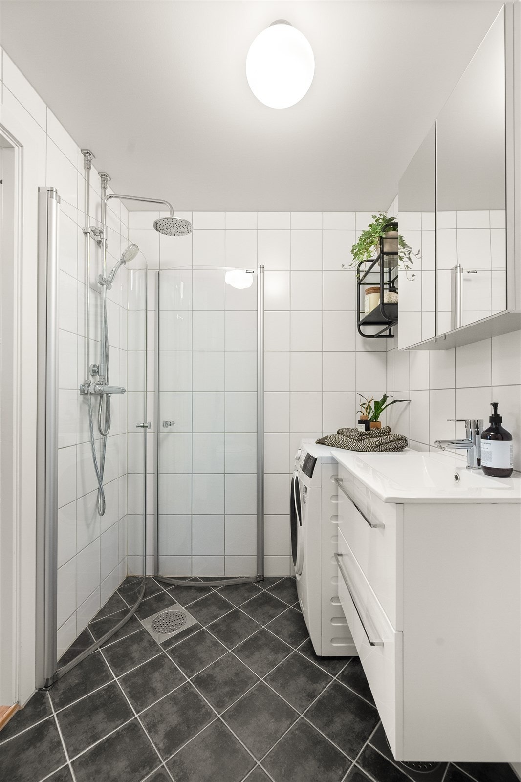 Flislagt bad/WC - pusset opp i regi av borettslaget i 2014.
Montering av kran til vaskemaskin, nytt servantskap og speilskap utført i 2020. Galleribilde