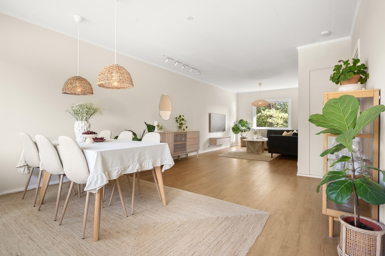 Lekker, stor og herlig stue og spisestue.
Skulle dere få det andre barnet, så kanskje sette opp lettvegg mellom stue og spisestue og tilbakestille det tredje soverommet? Galleribilde