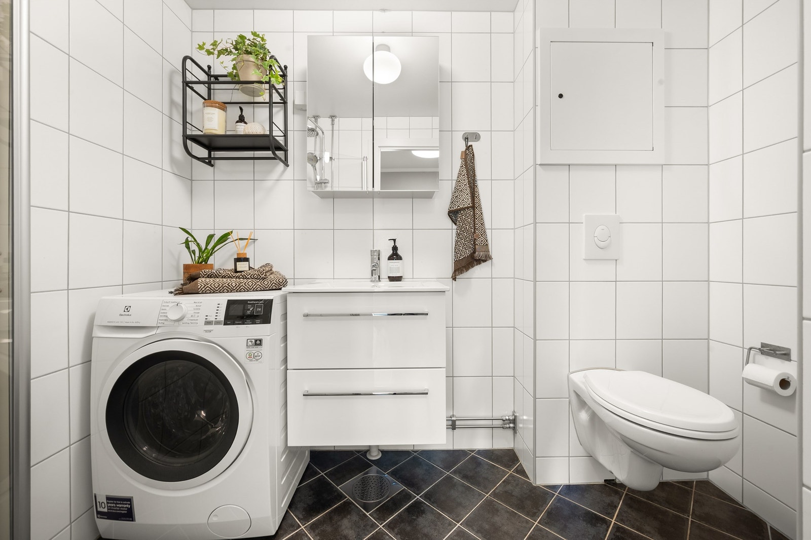 Pent, flislagt bad/WC med opplegg for vaskemaskin, vegghengt WC og deilig gulvvarme. Galleribilde