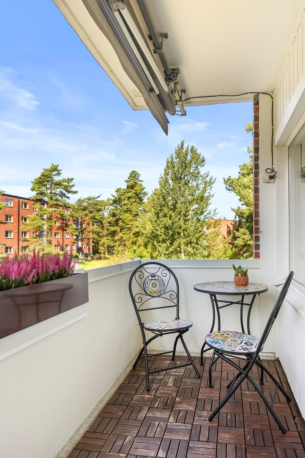 Fra stuen er det utgang til sydvestvendt balkong. Galleribilde