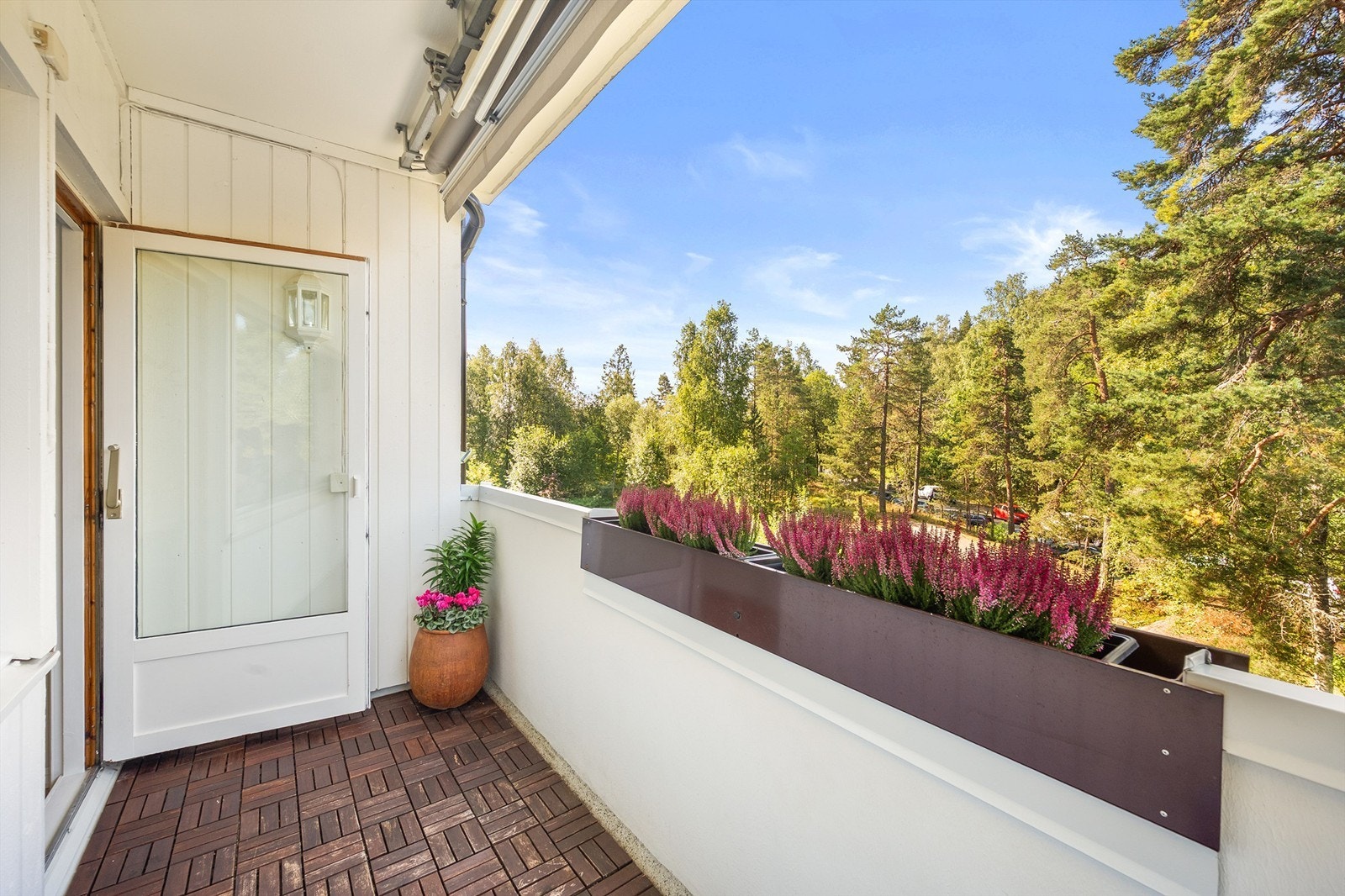 Fra balkongen ser du skogholt/Bølerskogen og marka kun noen få minutters gange unna hjemmet ditt - helt nydelig! Galleribilde