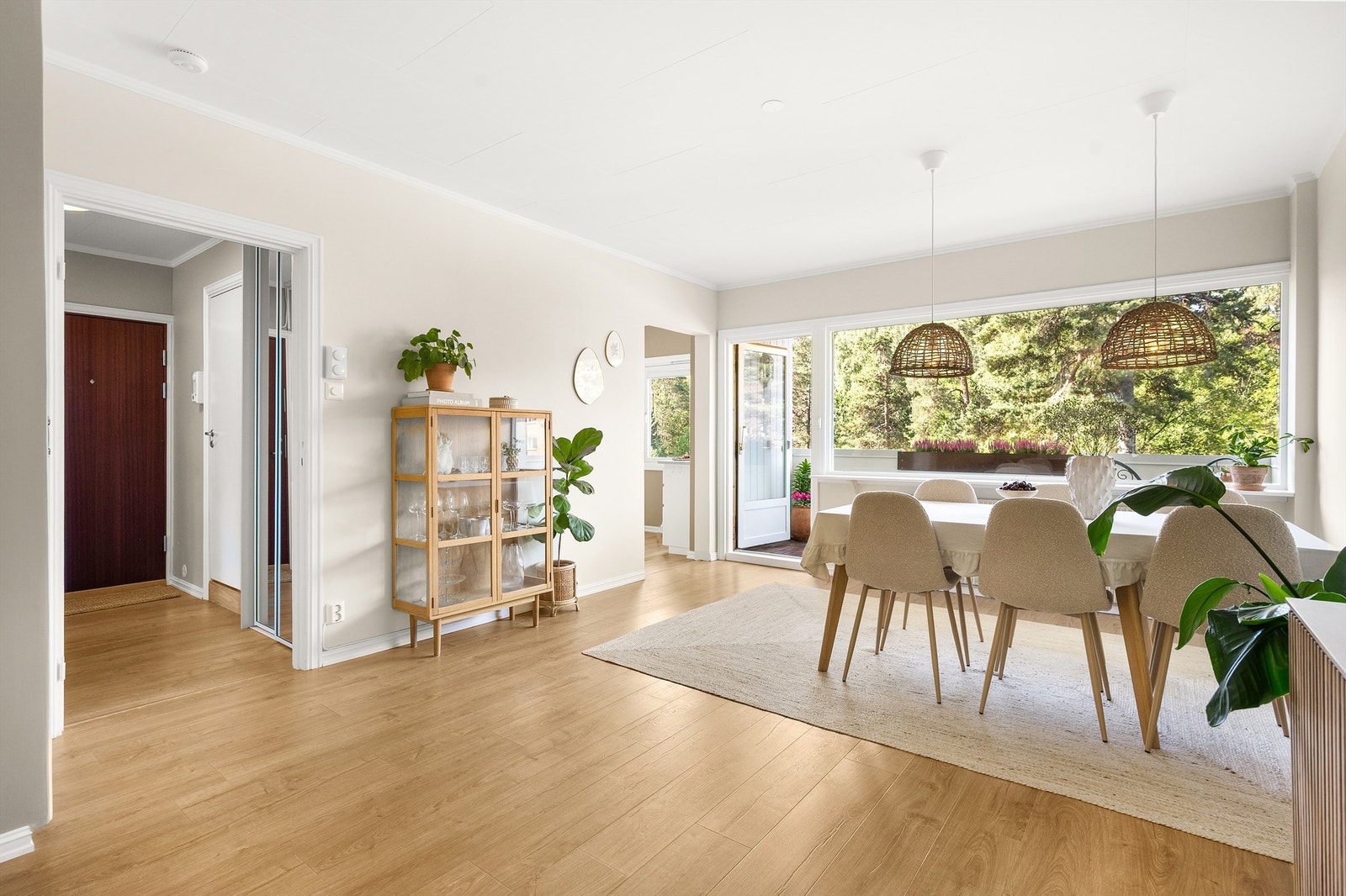 Koselig stuekrok/spisestuekrok med store vindusflater som slipper mye lys inn! Galleribilde