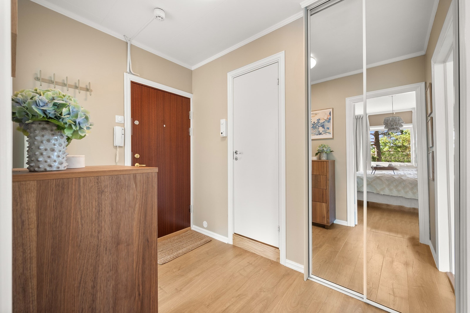 Gang/entré med praktisk skyvedørsgarderobe med praktiske og smarte speilfronter. Galleribilde