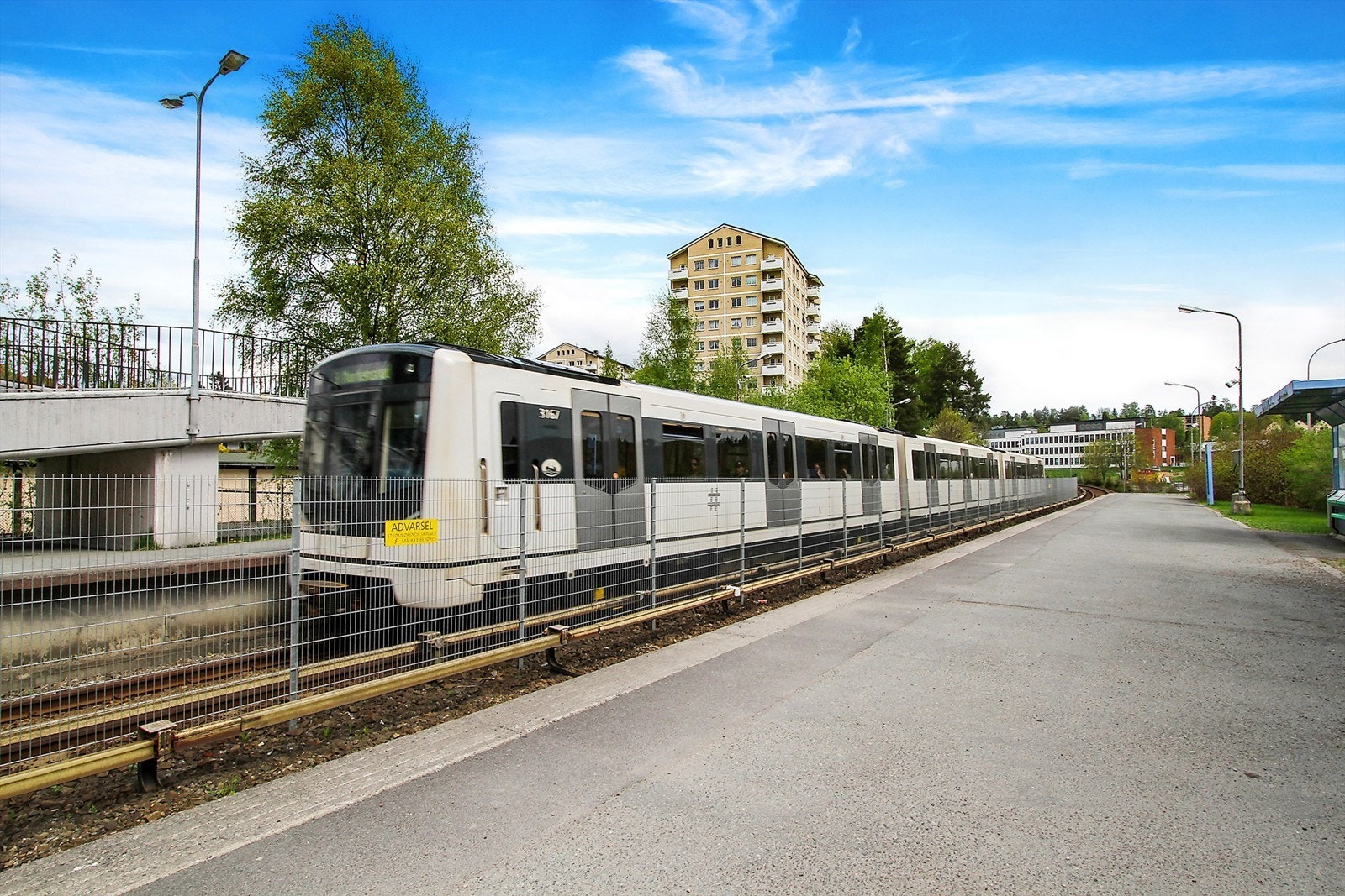 Bøler T-bane, ca. 19 min. så er du på Oslo S! I den mest travle tiden går banen hvert 8. minutt! Galleribilde