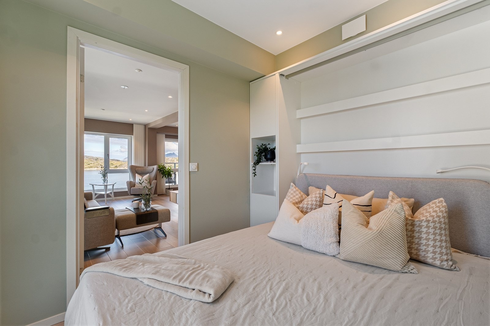 Soverom nr. 2 med god plass til seng og annet ønskelig møblement. Sengen kan enkelt slås inntil veggen når den ikke er i bruk. Galleribilde