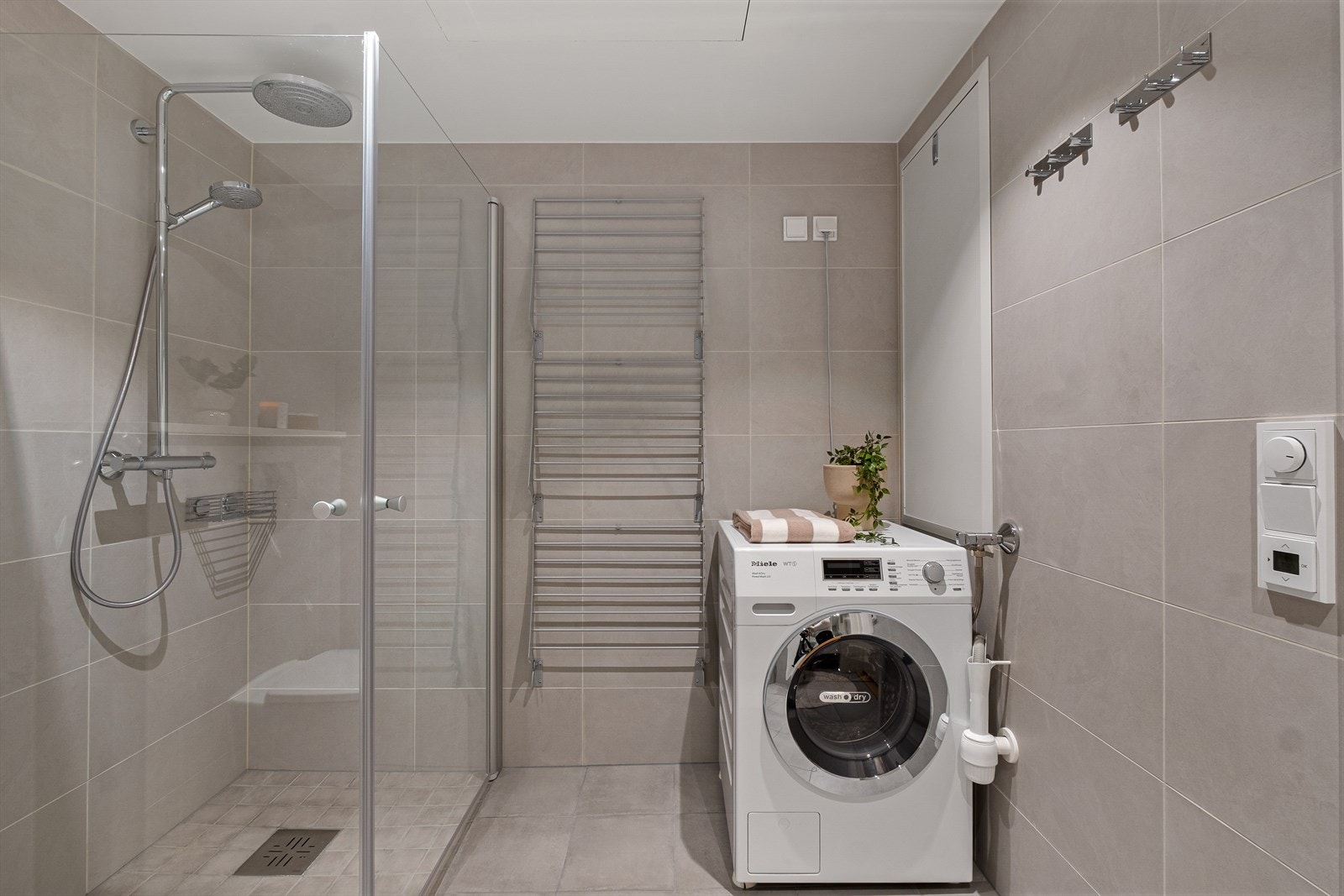 Leiligheten har et flislagt moderne bad med opplegg til vaskemaskin. Galleribilde