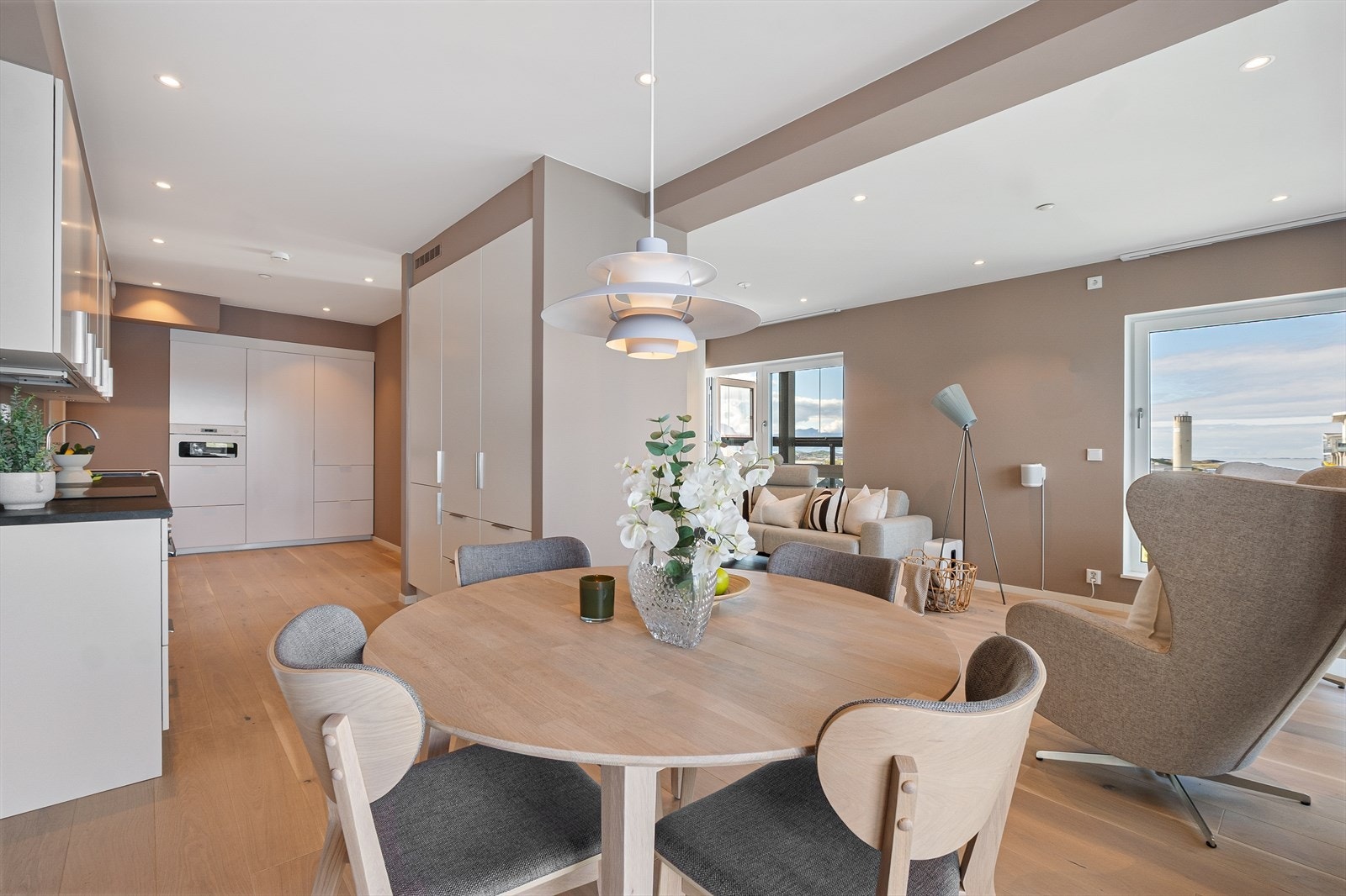 Lys og luftig spiseplass i åpen løsning - perfekt for hyggelige middager med familie og venner. Galleribilde