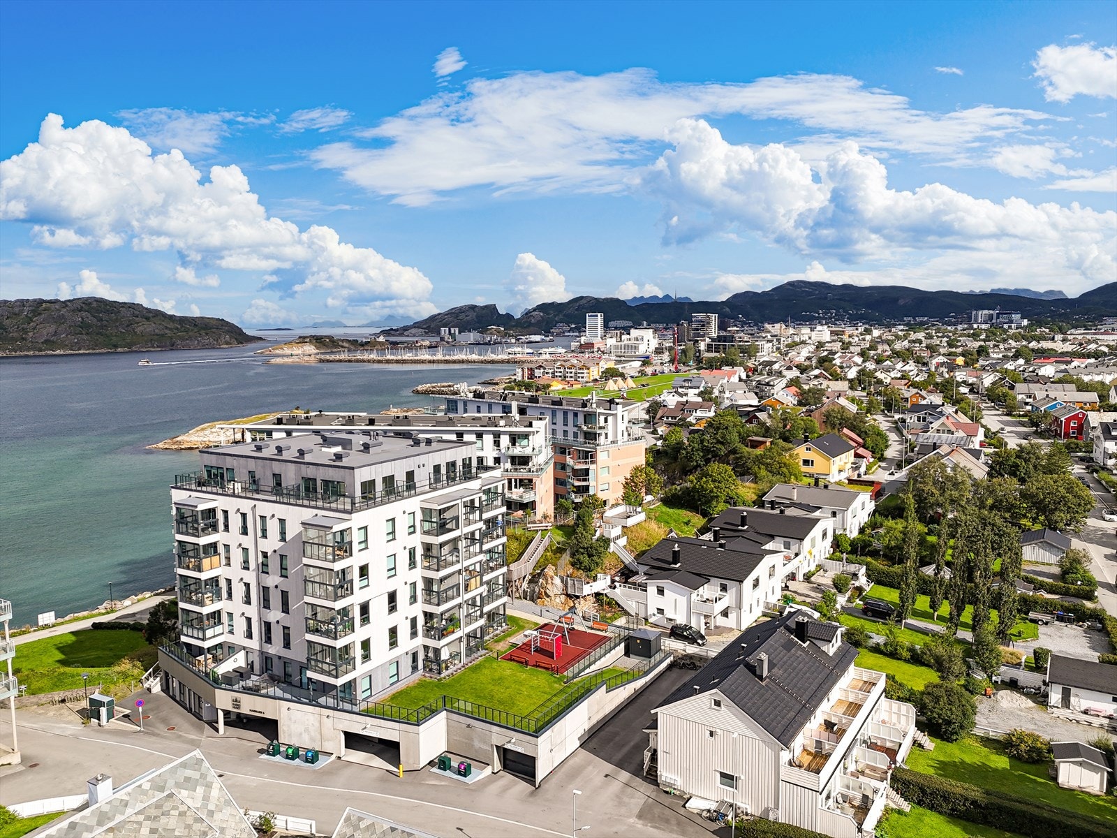 Her bor man høyt og fritt - med kort avstand til sjø og maritime omgivelser. Galleribilde