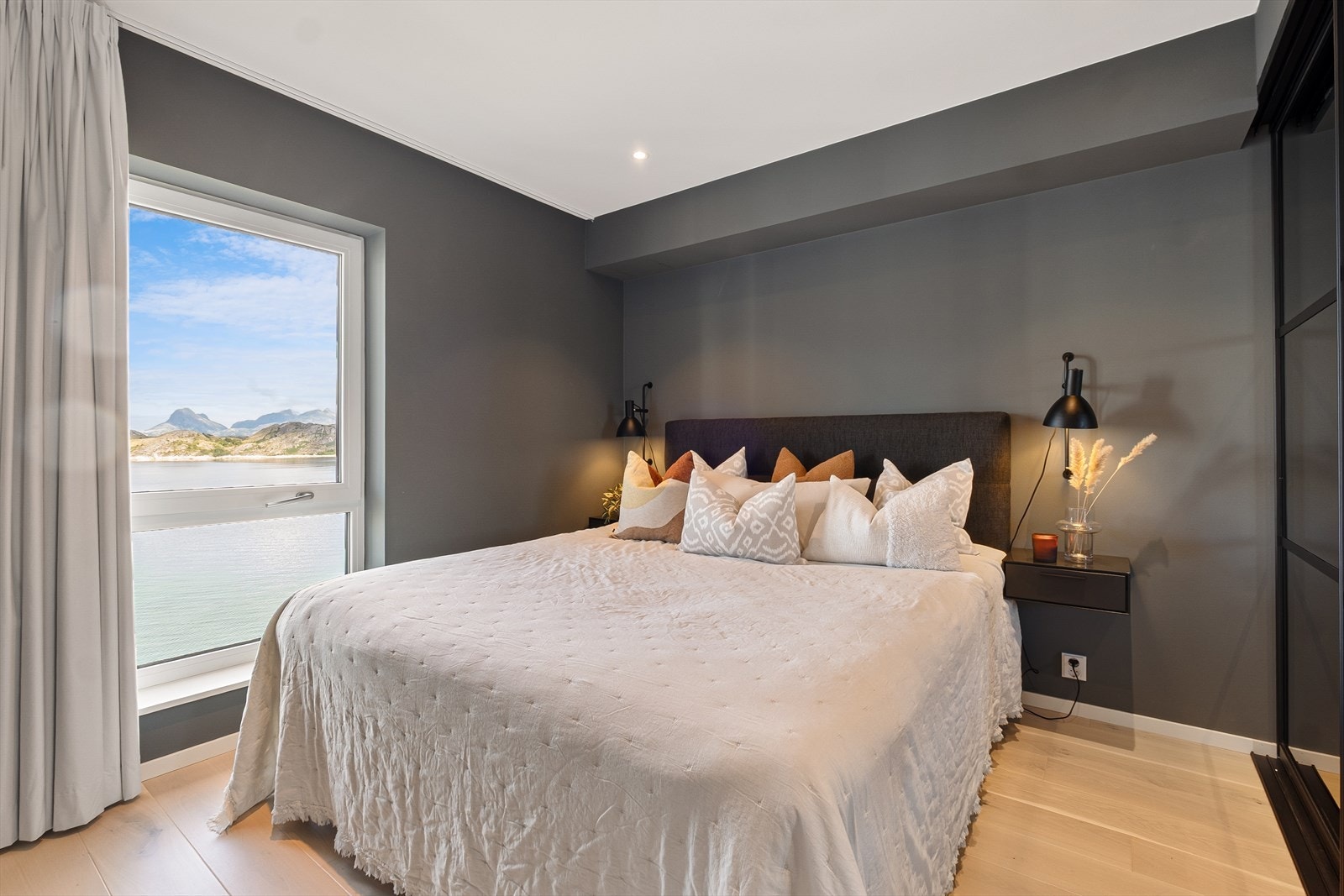 Romslig hovedsoverom med flott sjøutsikt og praktisk skyvedørsgarderobeløsning. Galleribilde