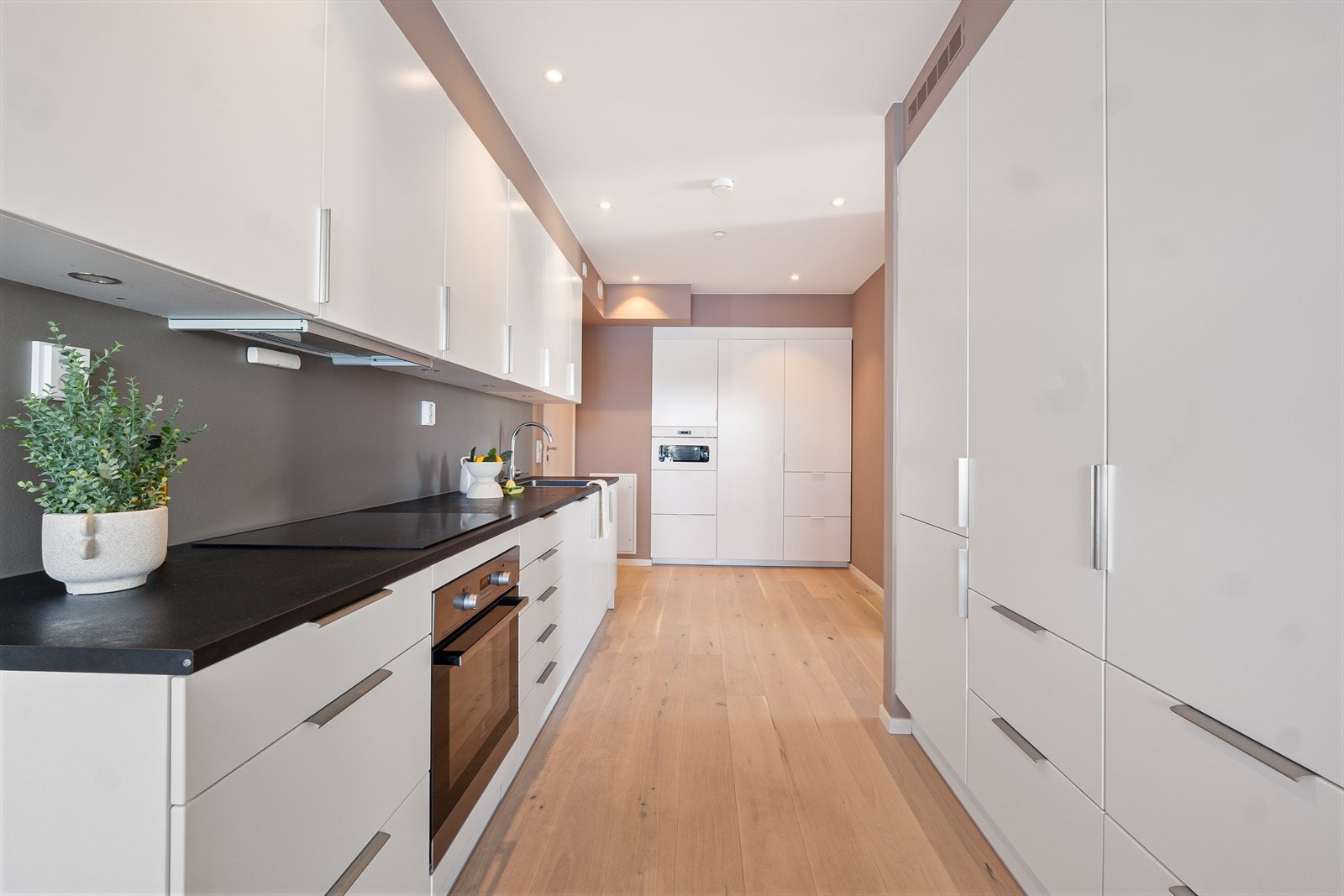 Meget godt utbygget med skap og benkeplass. Galleribilde