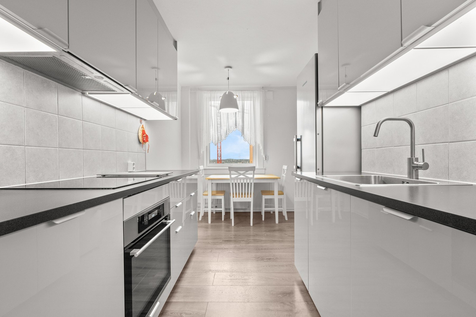 Separat kjøkken fra 2019 med god arbeidsplass og plass til spisebord. Galleribilde