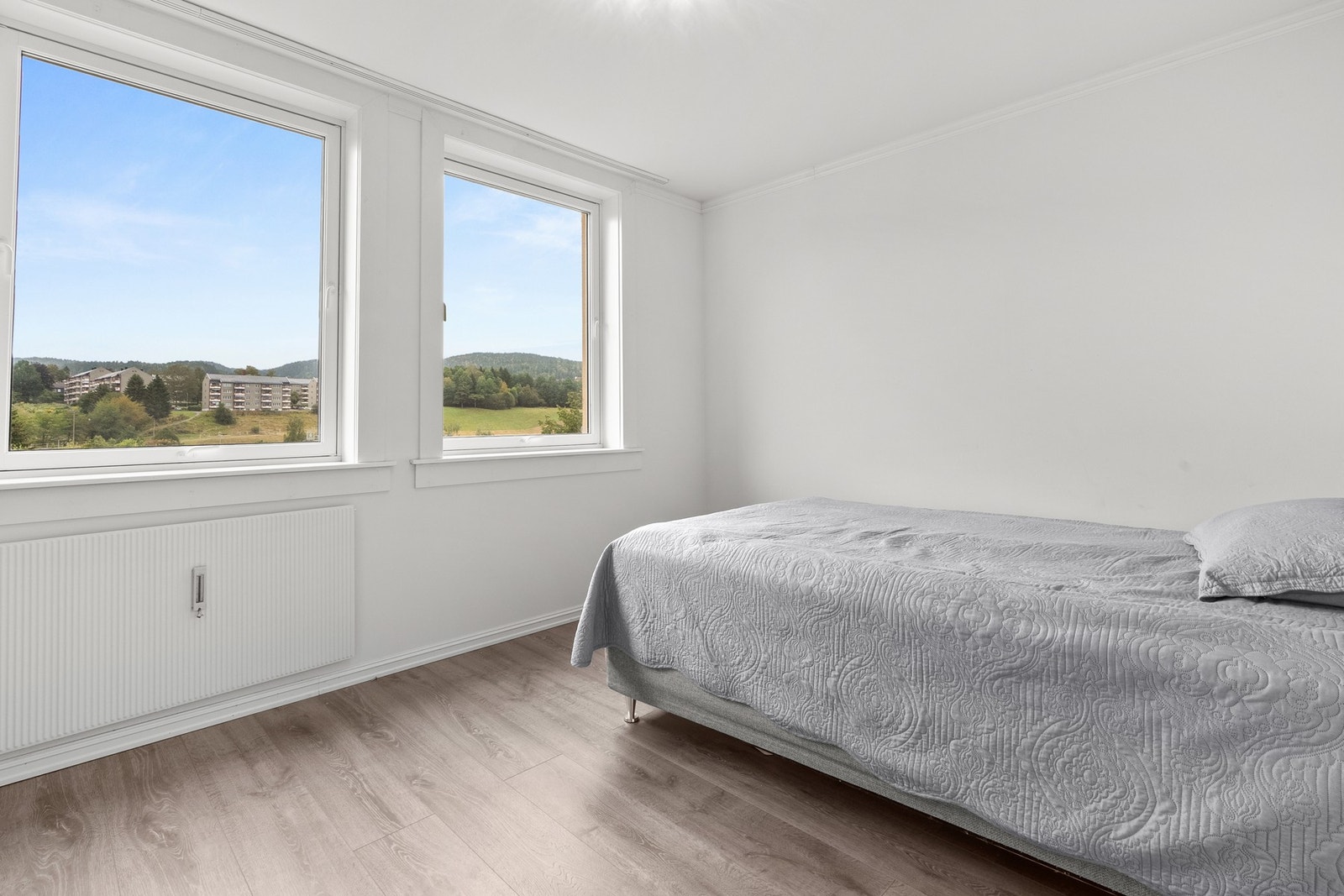 Hovedsoverommet er lyst og romslig med plass til dobbeltseng og garderobe. Galleribilde