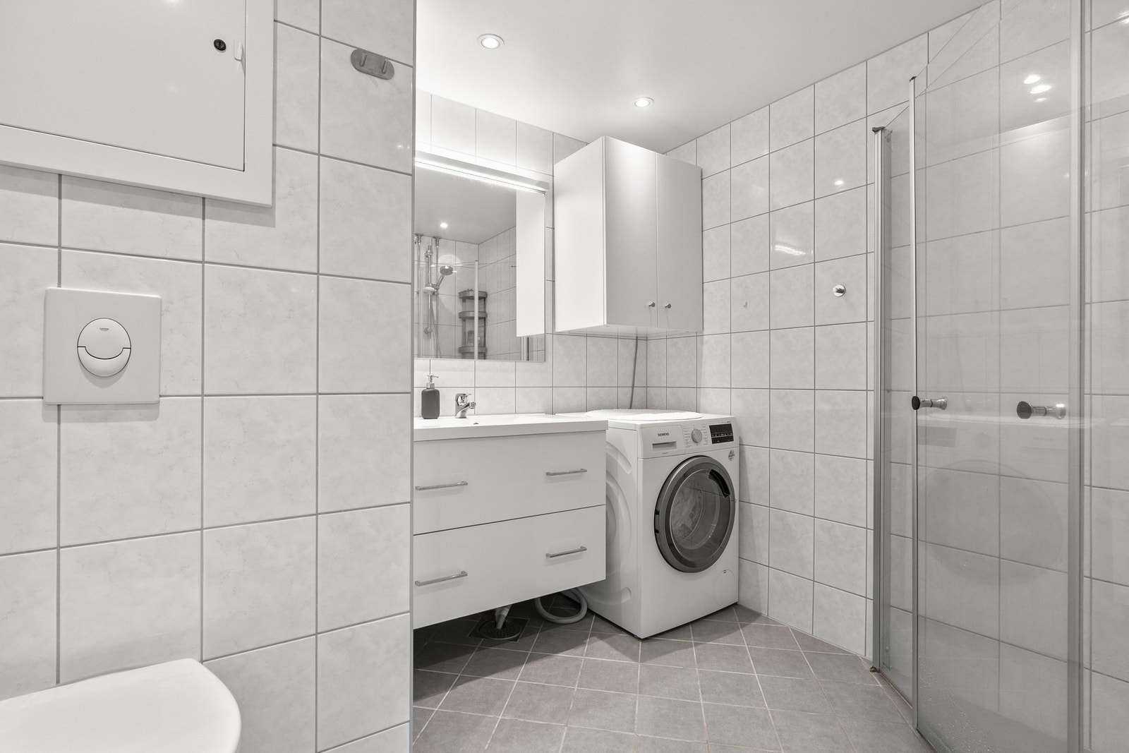 Moderne og pent bad! Badet ble pusset opp i regi av borettslaget i 2016 og fremstår moderne og innbydende. Galleribilde