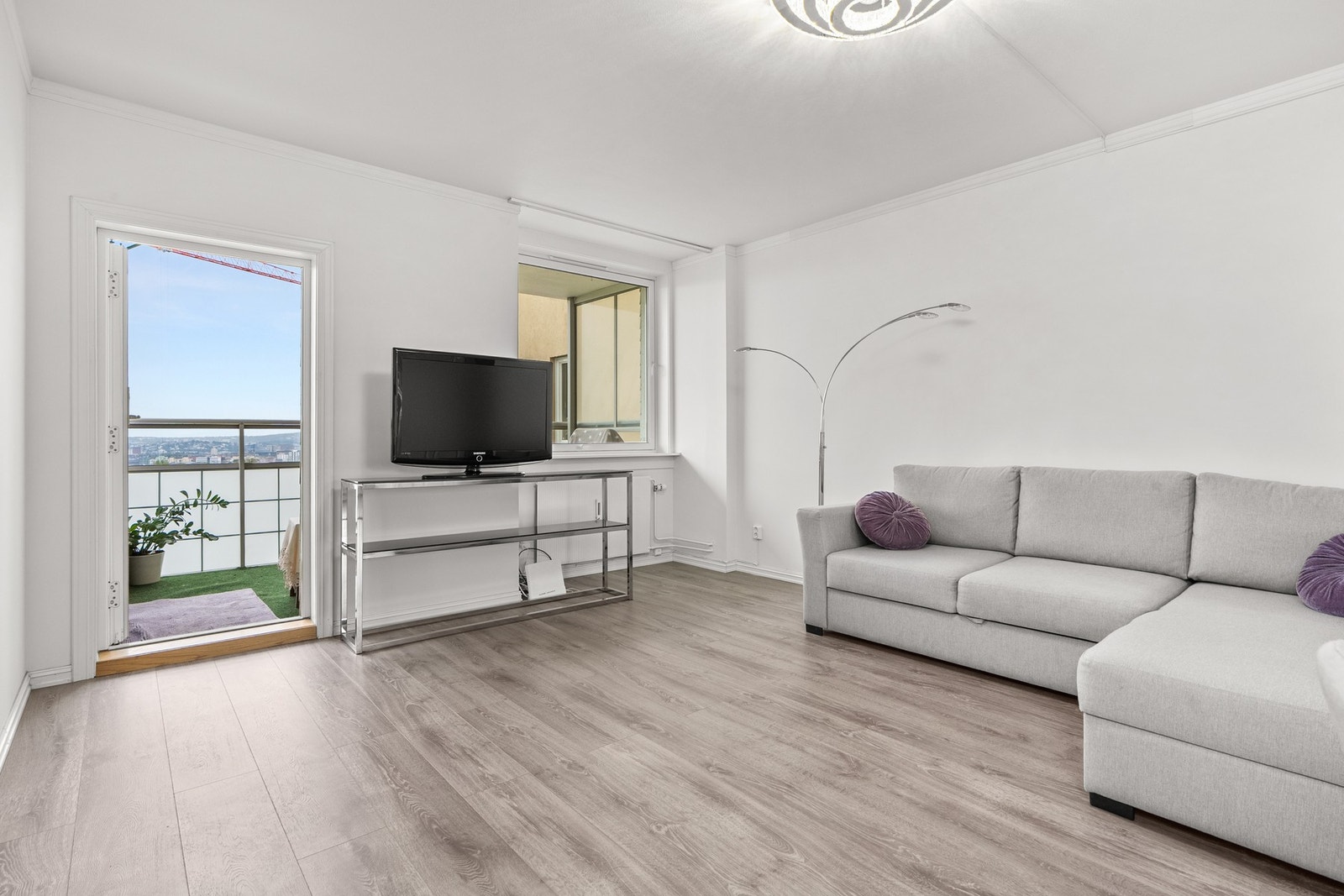 Her bor du i et attraktivt, sentralt og barnevennlig område på Bjerke, med kort vei til Bjerke Travbane, servicetilbud, offentlig transport og flotte turområder i marka. Galleribilde