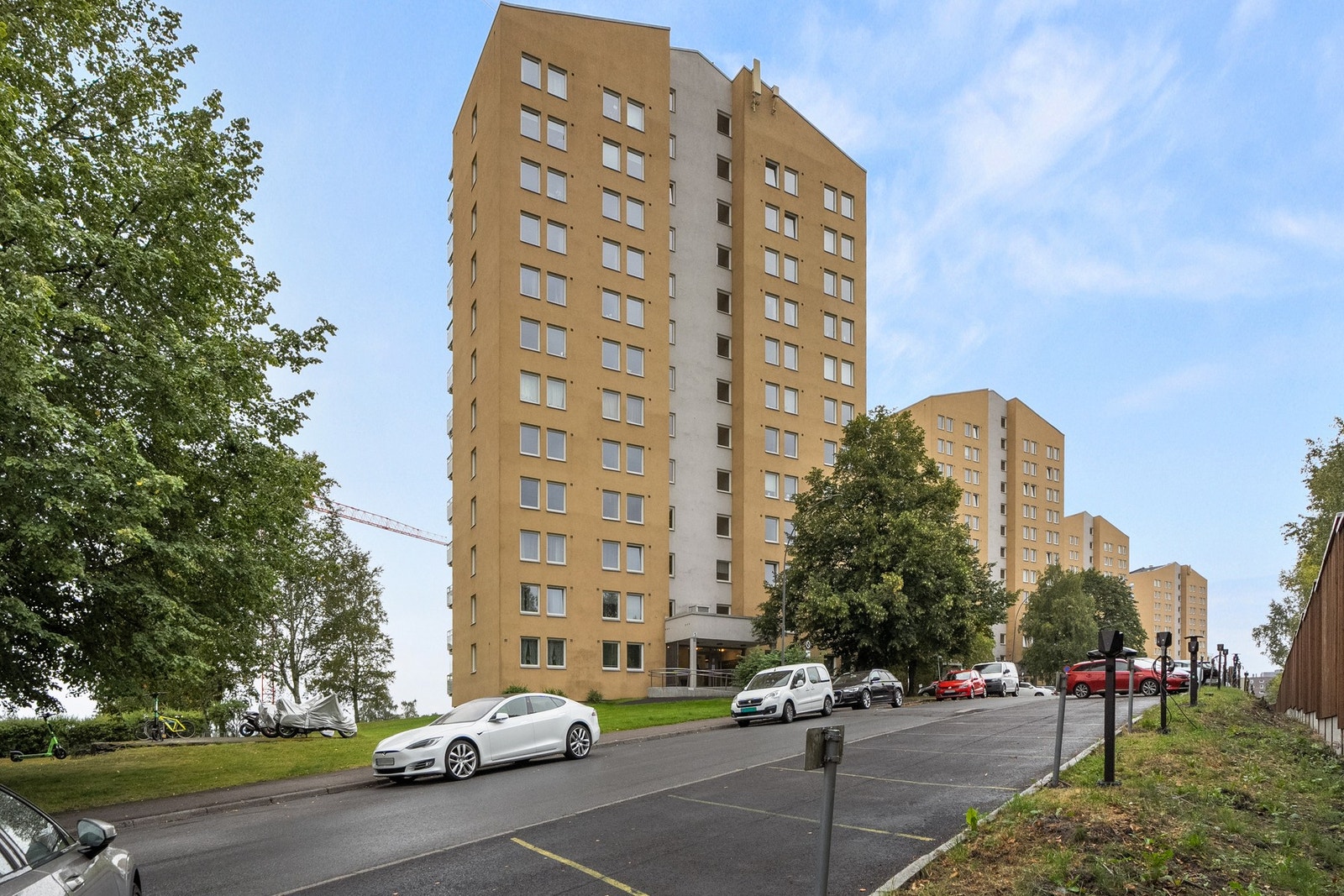 Borettslaget har 100 parkeringsplasser, alle med mulighet for elbil lader. Parkering koster 300,- per måned. Galleribilde