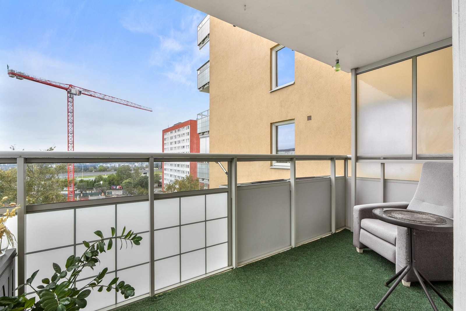 Fra stuen har du utgang til en sydvendt og usjenert balkong på ca. 7 m². Galleribilde