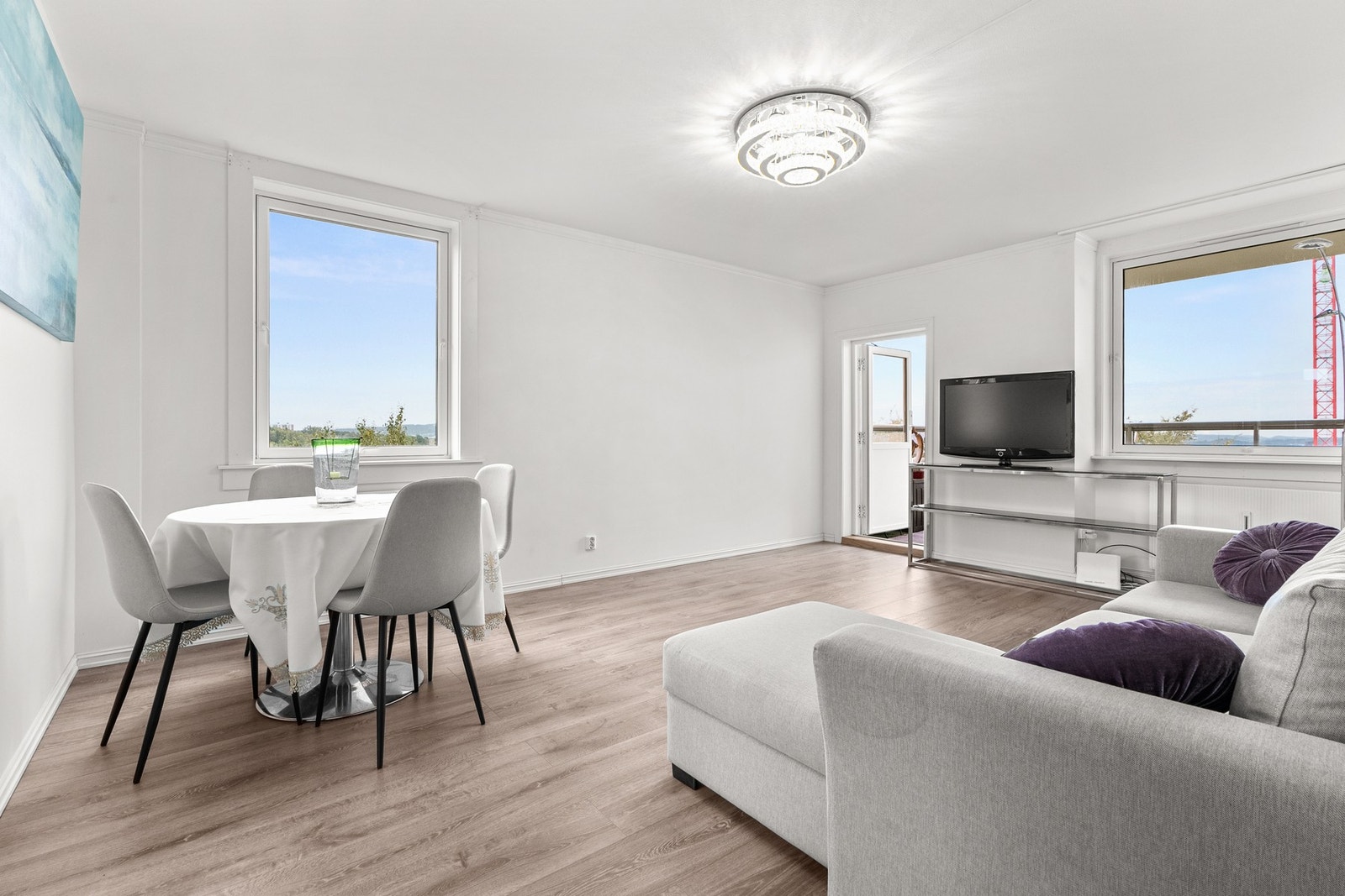 Store vinduer fra 2014 slipper inn godt med naturlig lys. Galleribilde