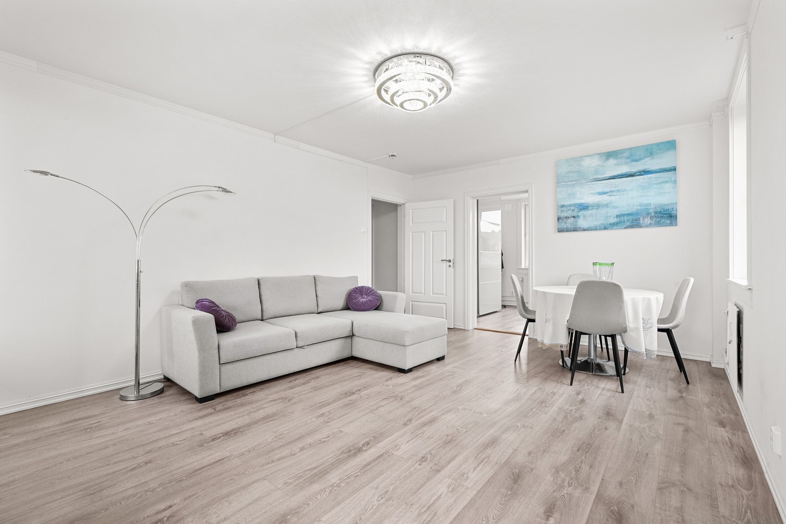 Her er det plass til både sofa- og TV-løsning samt en spisegruppe. Galleribilde