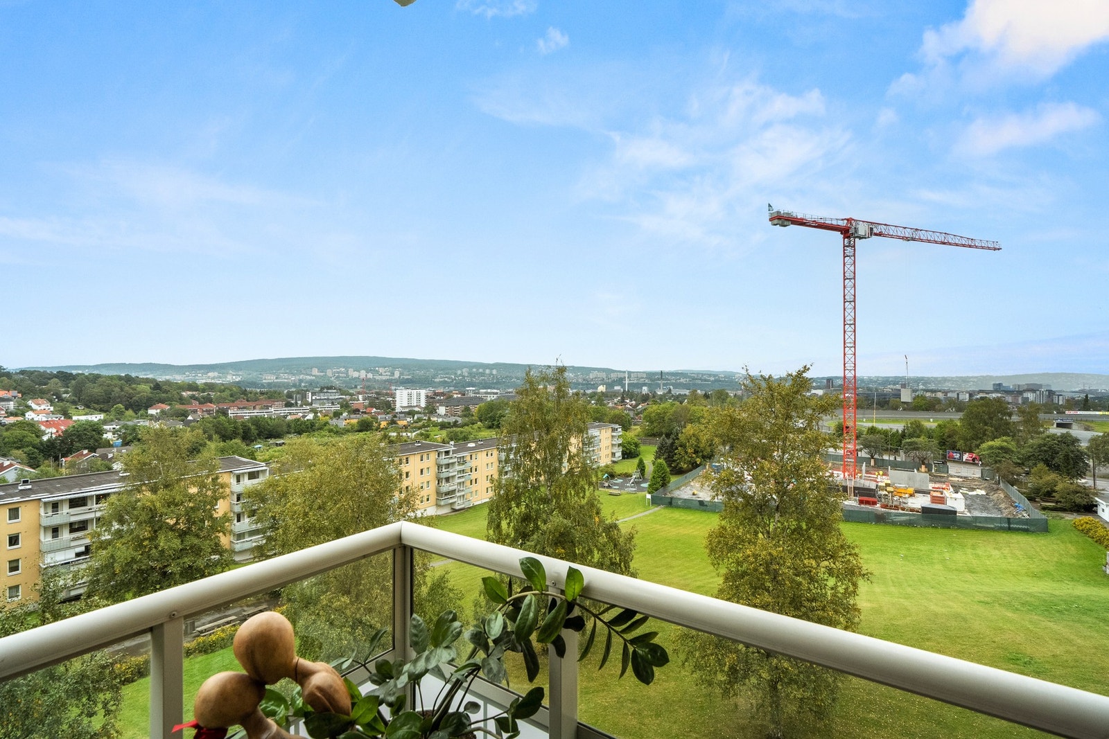 Houssam Ben Zrelli v/EIE eiendomsmegling har gleden av å presentere Refstadsvingen 5 - en lys og pen 4-roms leilighet med flott utsikt. Galleribilde
