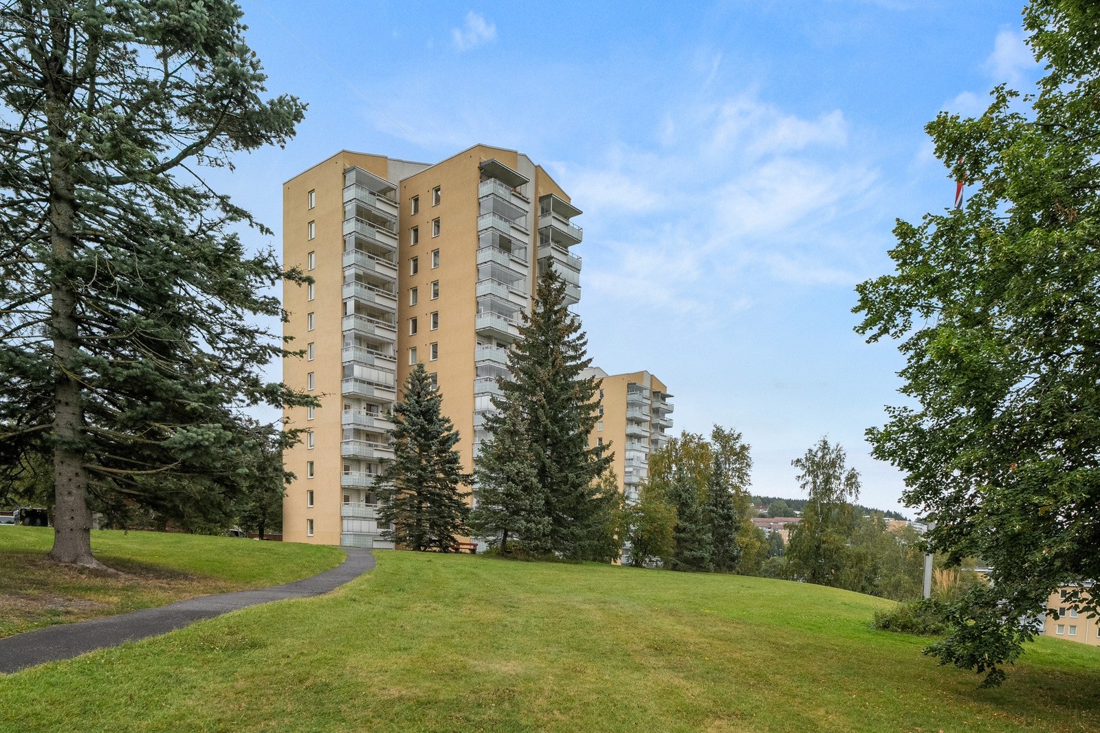 Leiligheten ligger i byggets 5. etasje. Galleribilde