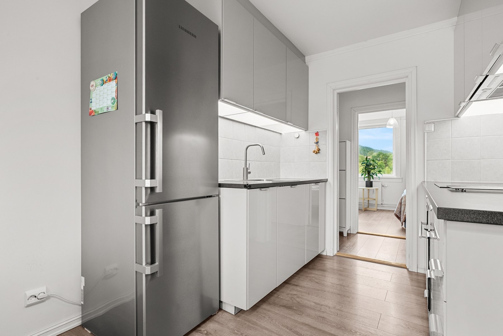 Det er integrert stekeovn, platetopp og oppvaskmaskin, mens det er nisje for kjøl/fryseskap. Galleribilde