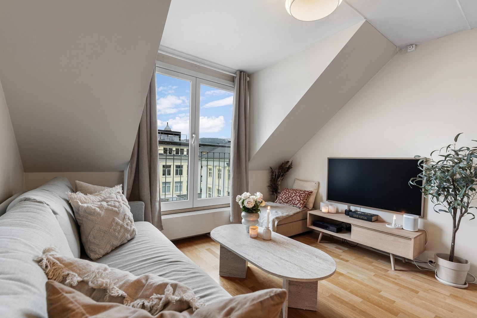 I stuen er det fransk balkong som gir godt med naturlig lys og luft i leiligheten. Galleribilde