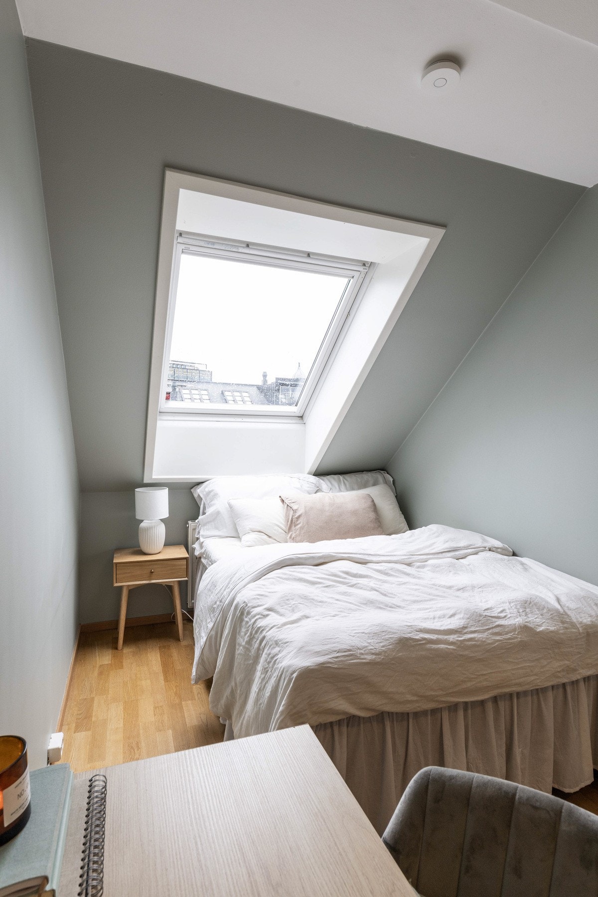 Soveromsvindu vender ut mot atrium. Galleribilde