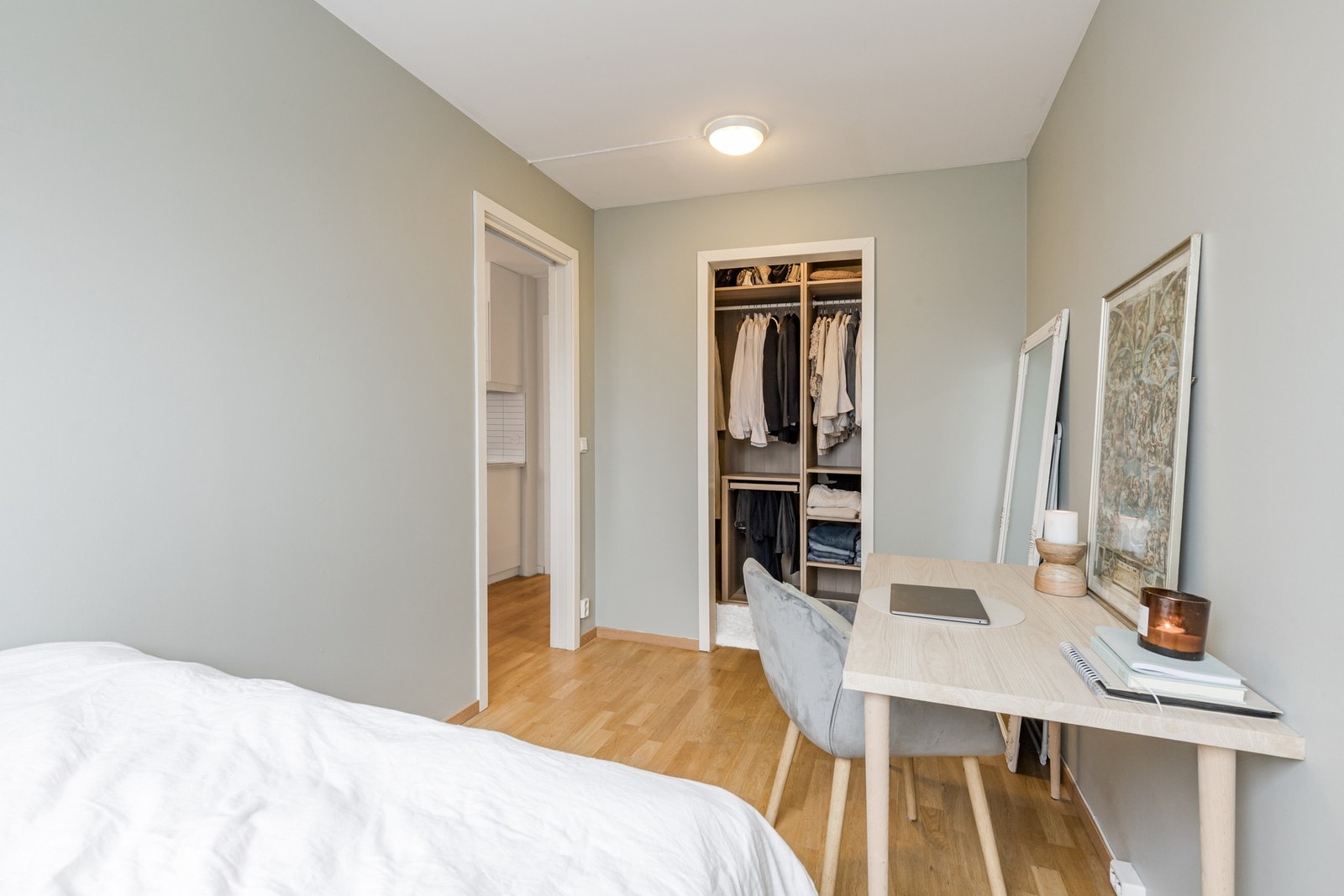 Tilknyttet soverommet et det walk-in garderobe. Galleribilde