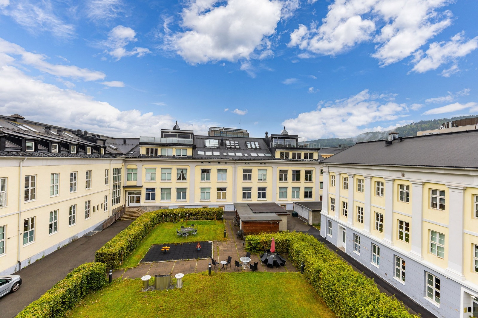 Balkongen og soverommet vender t\ut mot rolig gårdsrom. Galleribilde