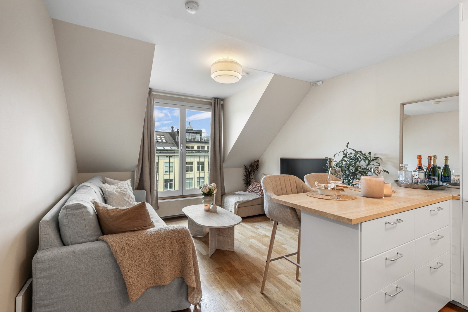 Leiligheten har en fin og praktisk planløsning. Oppvarming med vannbåren varme. Delikat parkettgulv. Galleribilde