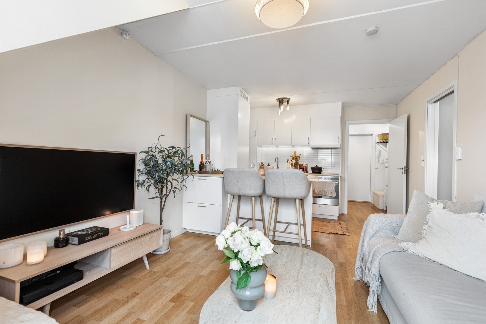 Stue og kjøkken i moderne åpen løsning. Galleribilde