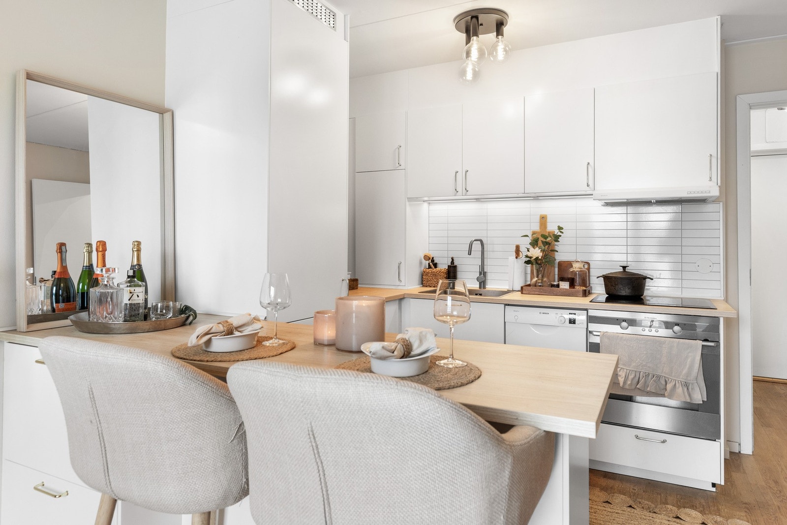 Praktisk barløsning med plass til 3 stoler. Galleribilde