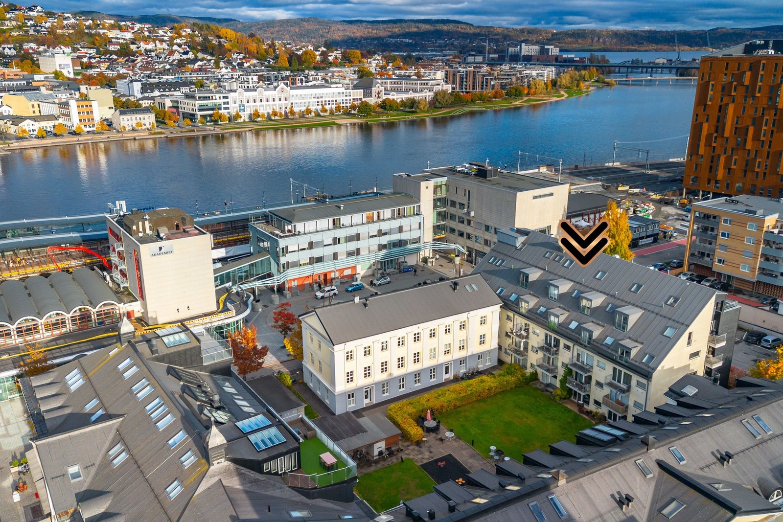 Lieligheten har en supersentral beliggenhet kun 50 meter fra togstasjon - perfekt for pendelere eller ansatte på det nye sykehuset. Galleribilde