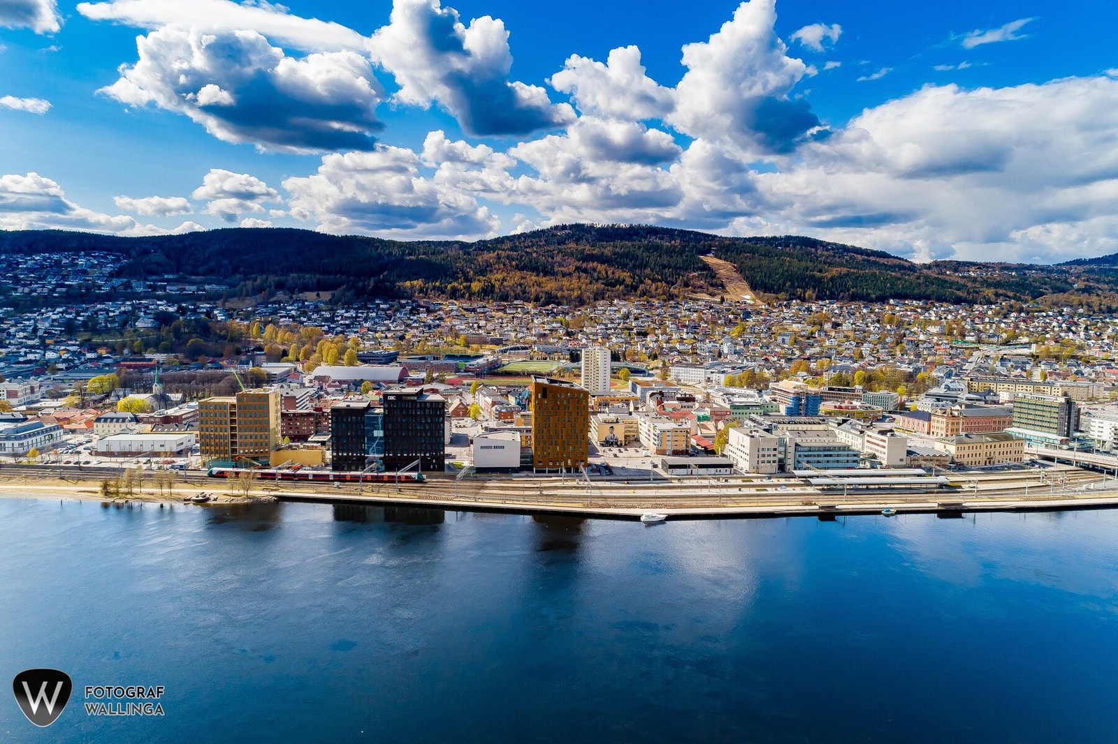 Leiligheten ligger rett ved elvebredden og elevepromenaden med flotte turstier som følger elven til flere bydeler i drammen. Galleribilde