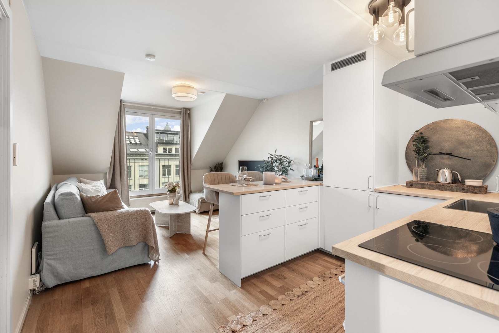 Delikat 2-roms leilighet med sentral beliggenhet og alle vinduersflater vender ut mot rolig bakgård. Galleribilde