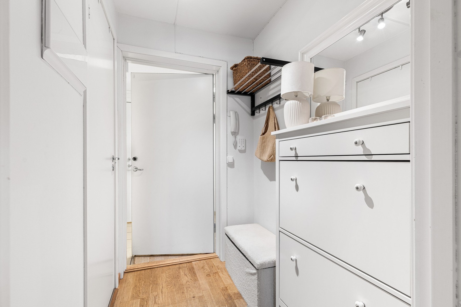 Entré/gang. Galleribilde