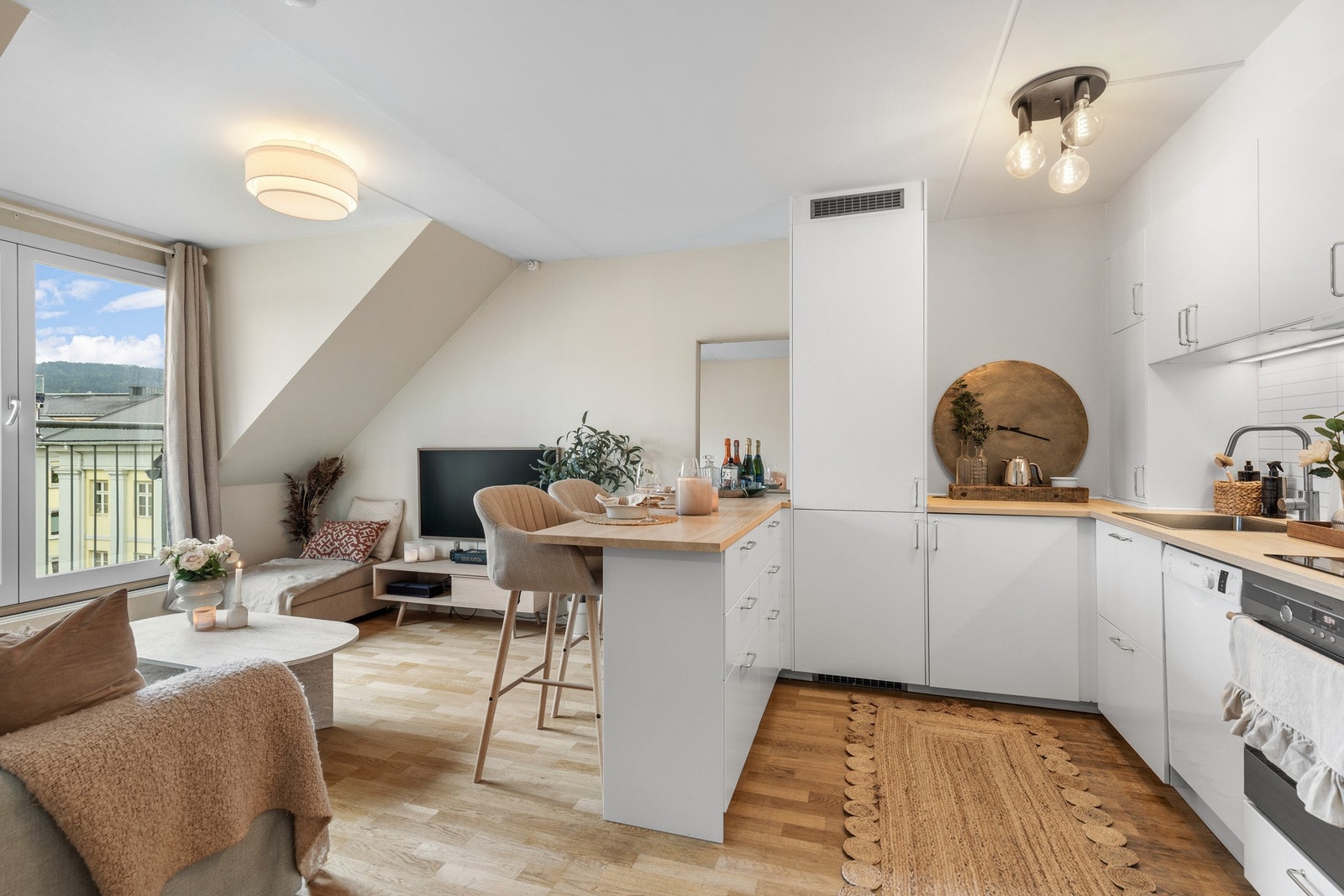 Praktisk barløsning skiller kjøkken og stue. Galleribilde