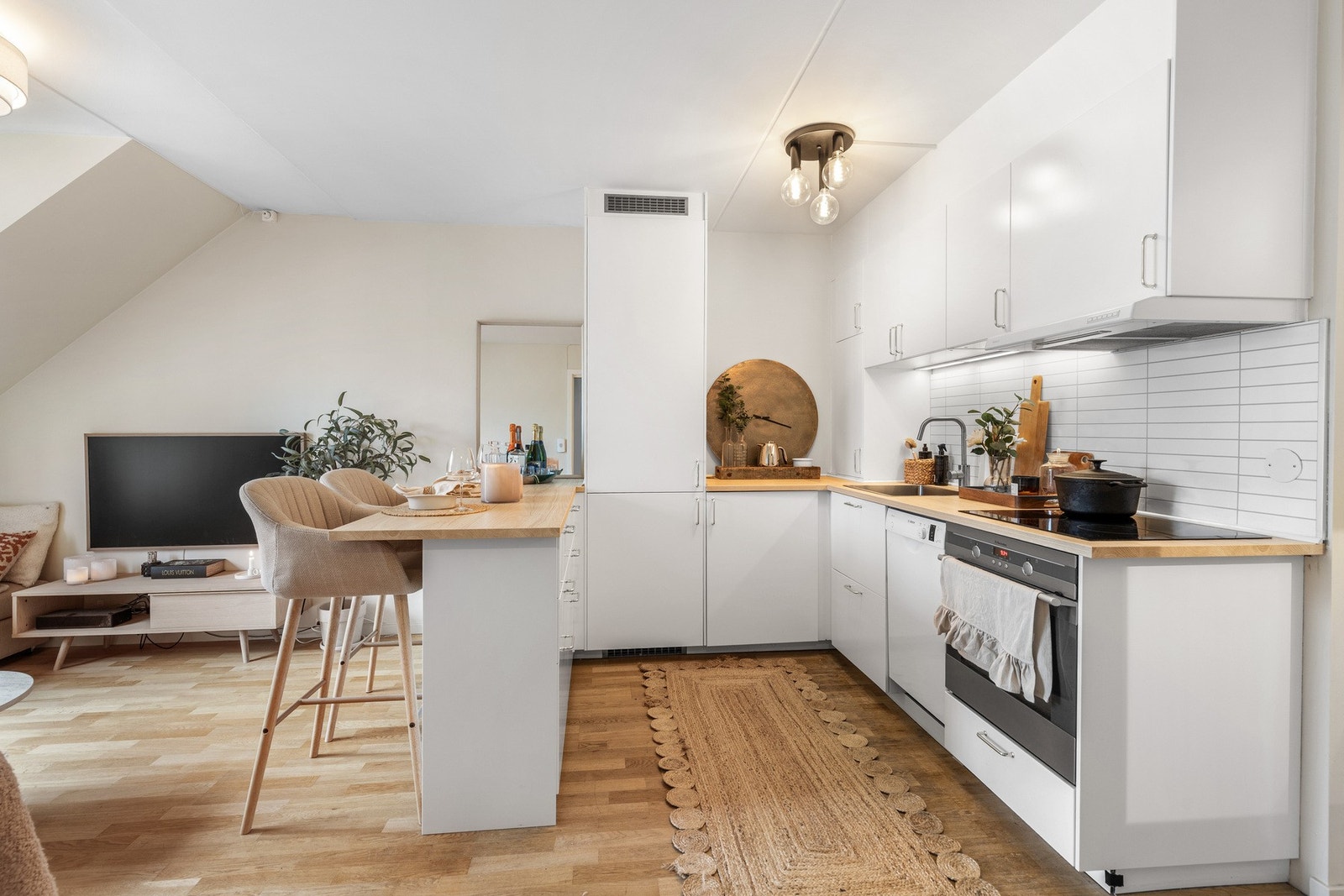 Kjøkkenet er utstyrt med integrerte hvitevarer som: ovn, koketopp og kjøl/fryse-skap. Galleribilde