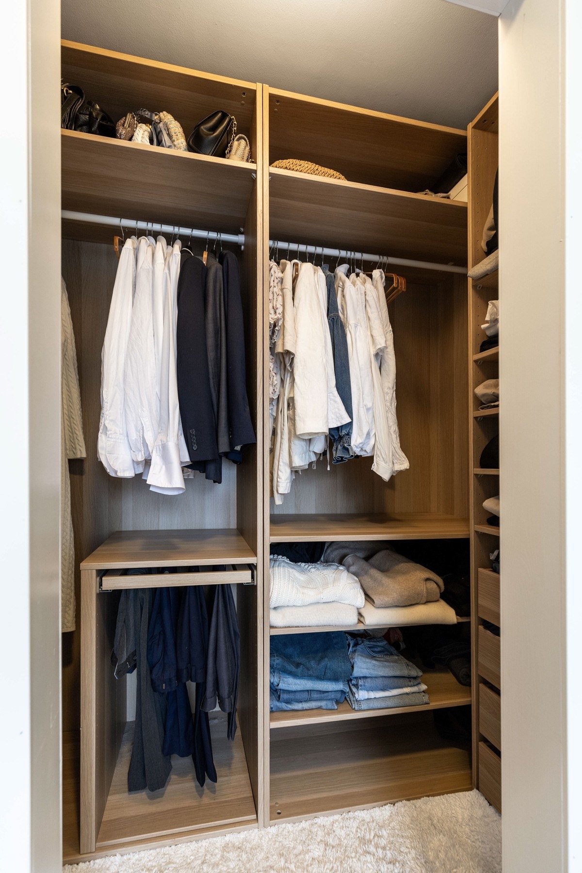 Garderoben er godt innredet med garderobeskap. Galleribilde