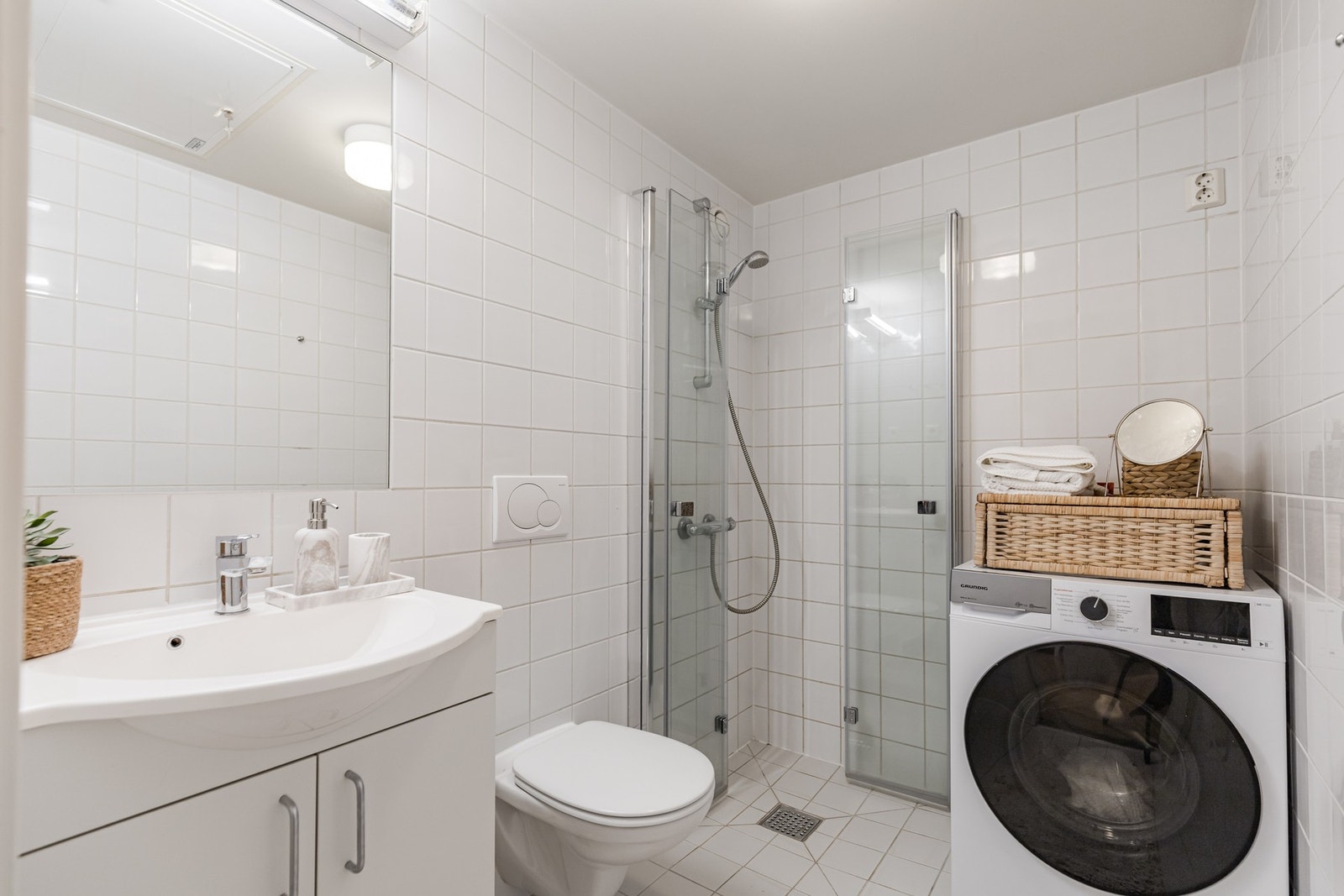 Pent, flislagt baderom - overflatebehandlet i 2014 med nye fliser. Galleribilde