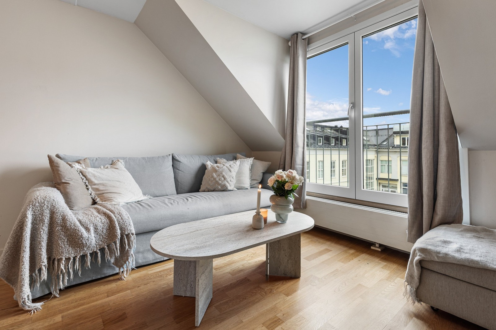 Stuen har en spennende utforming med skråtak, og gode møbleringsmuligheter. Galleribilde