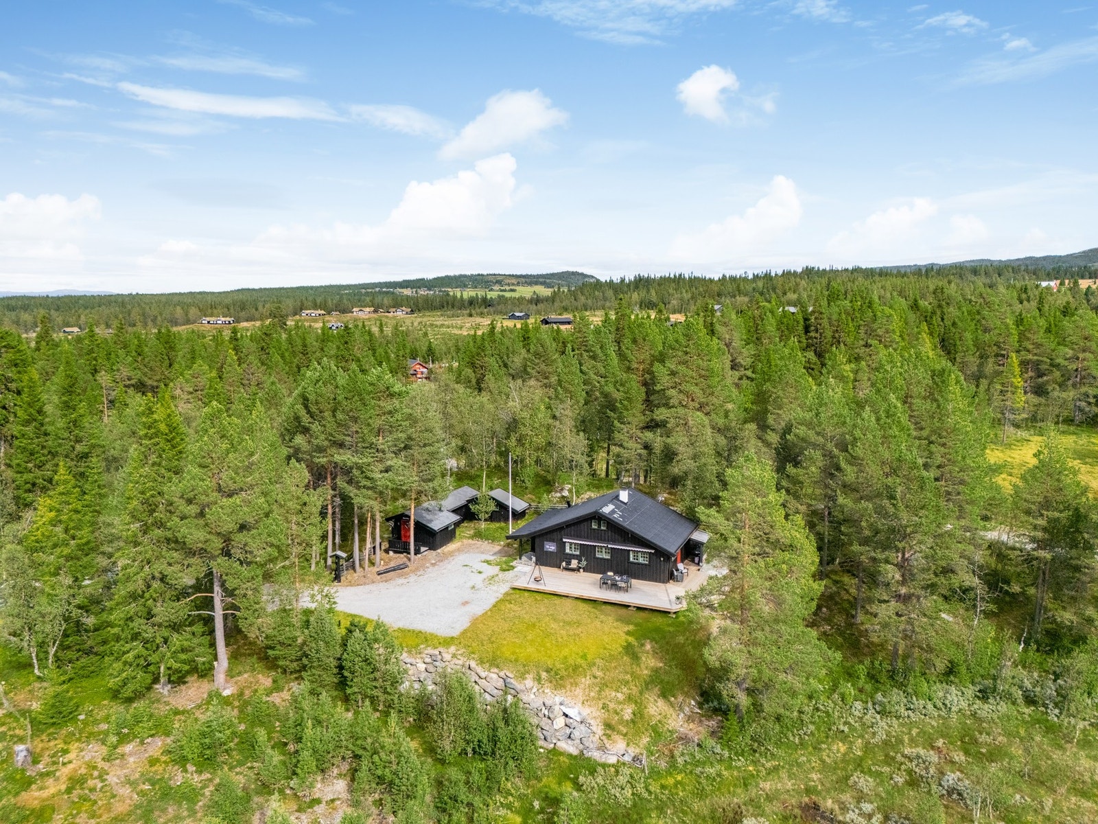 God plass til flere biler på tomt. Galleribilde