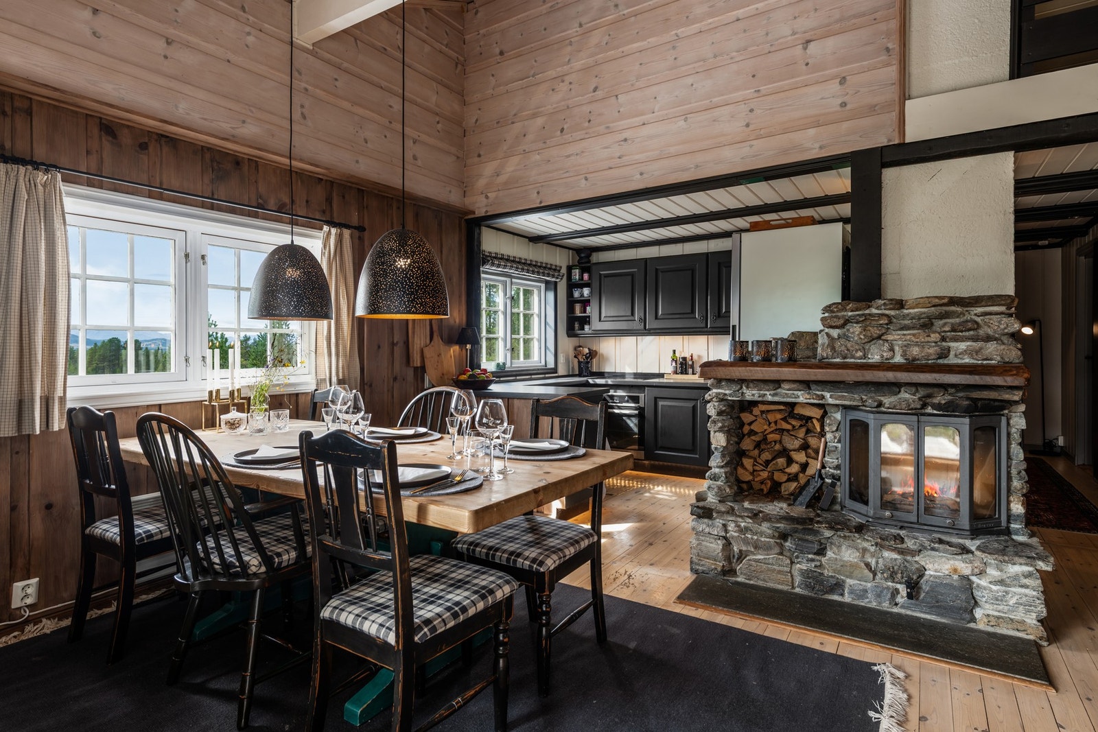 Den åpne løsningen gjør de sosiale sammenkomstene ekstra hyggelige. Galleribilde