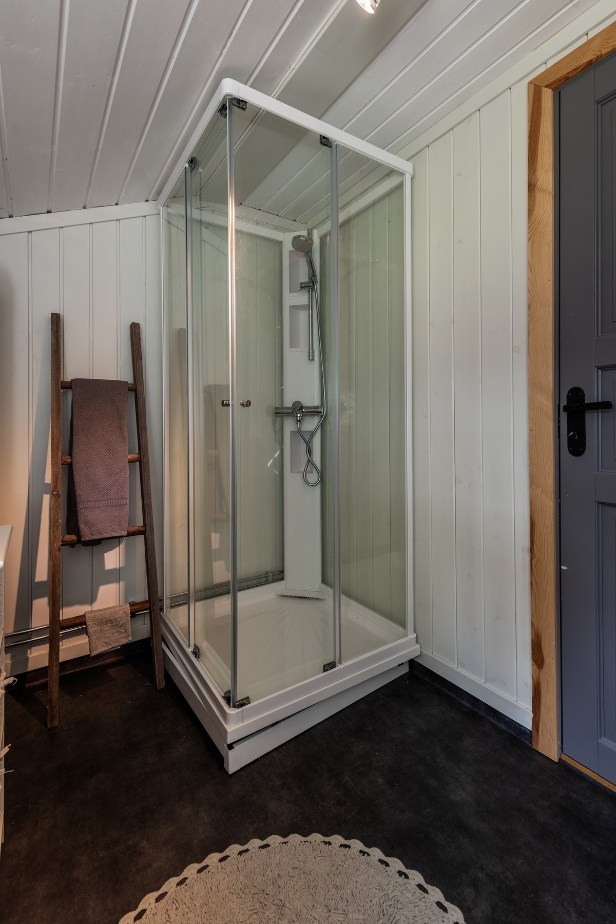 Badet er innredet med tusj, servant med innredning og toalett. Galleribilde