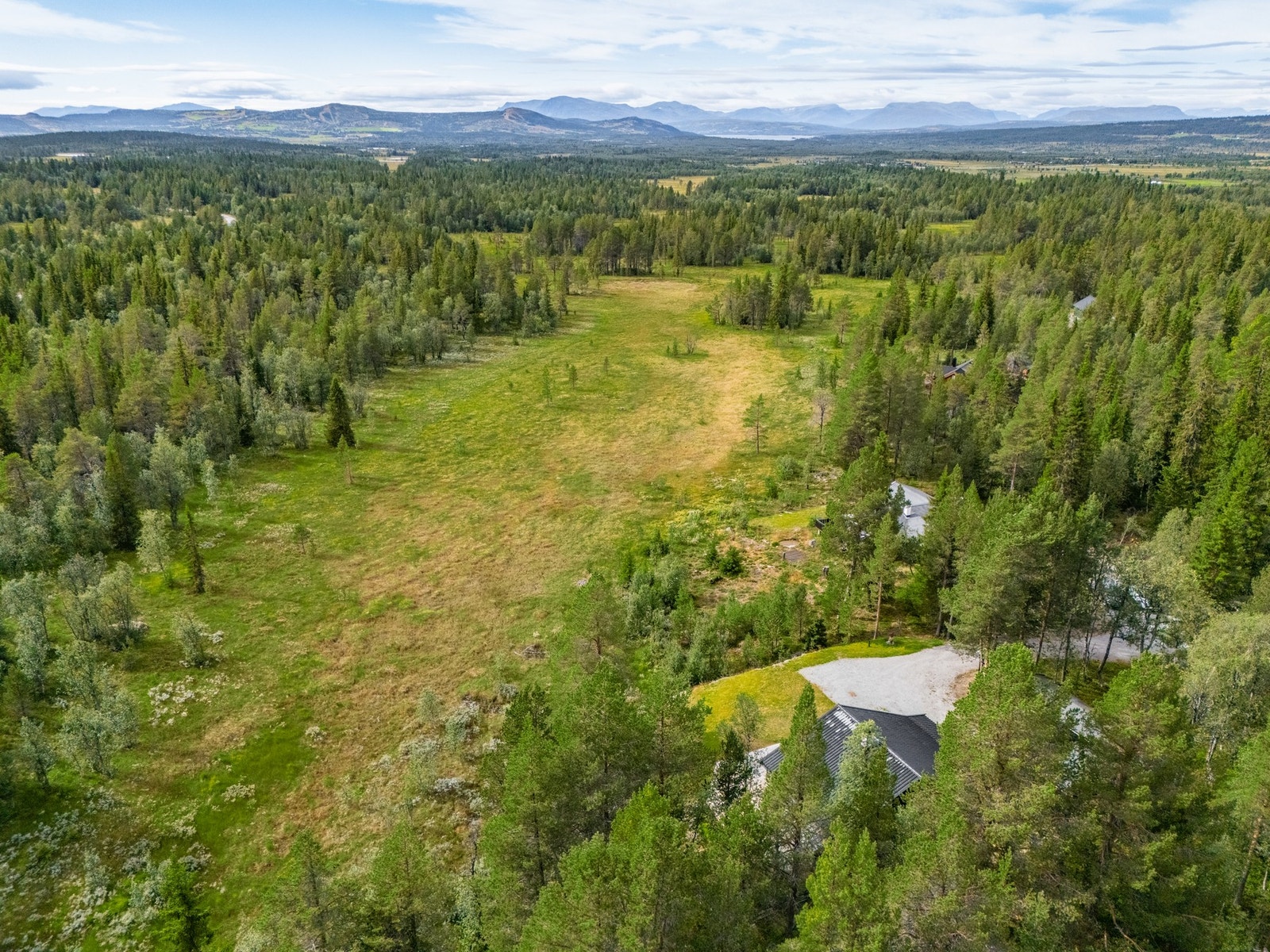 Hytta er omringet av vakker norsk natur. Galleribilde