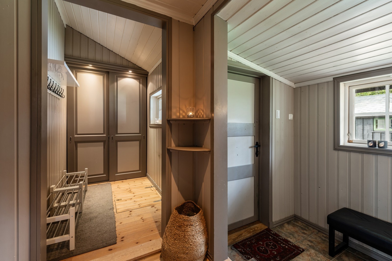 Garderoberom i entre med god plass til å oppbevare yttertøy. Galleribilde