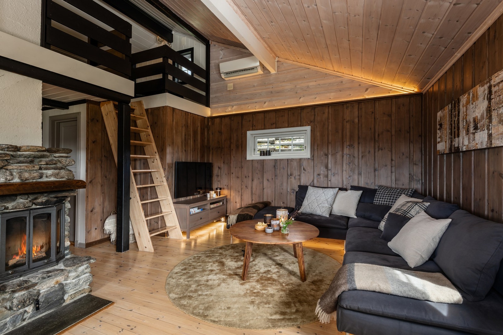 Hyggelig stue med røstet tak og hems. Galleribilde