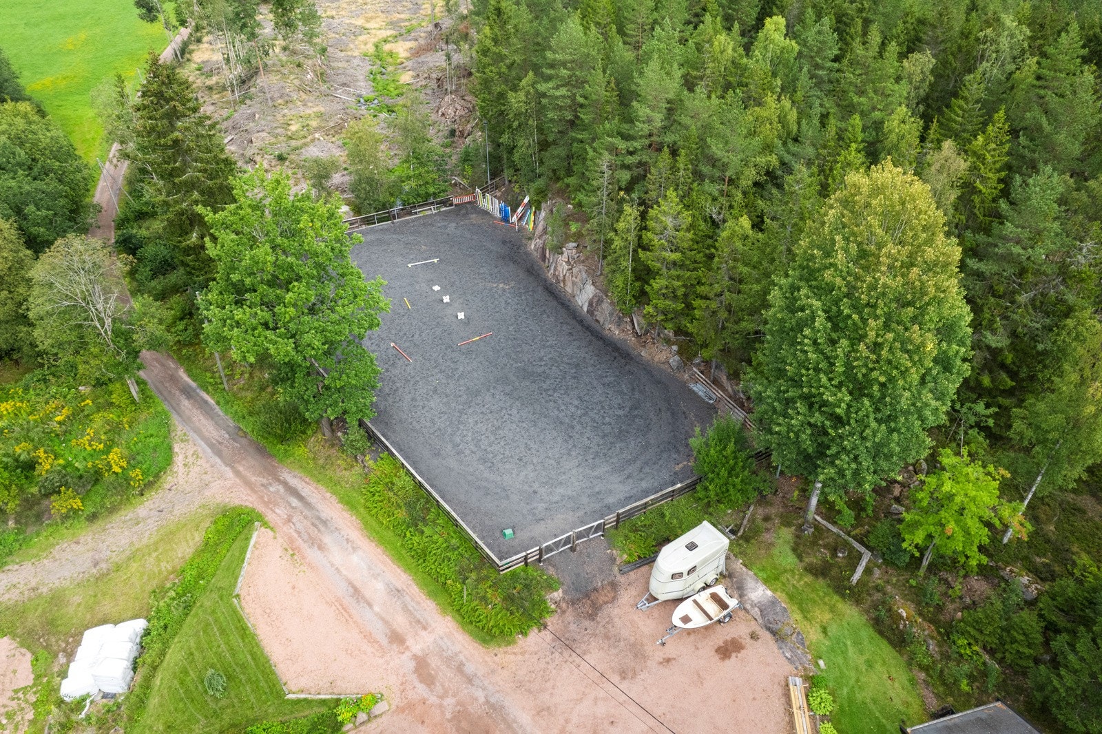 Eiendommen har utendørs ridebane Galleribilde